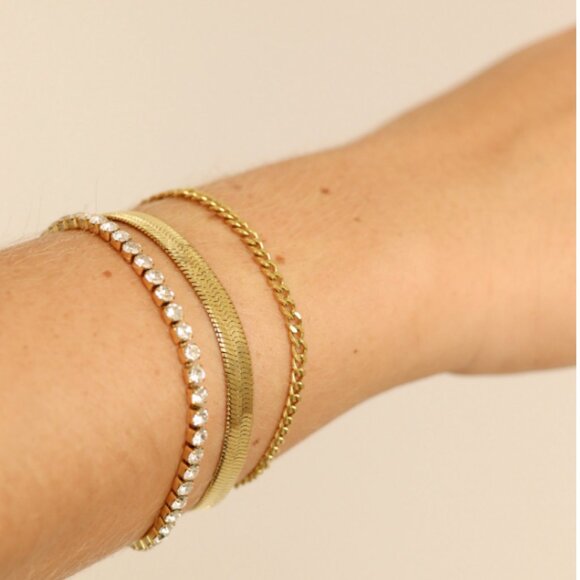 18k Gold PVD Cuban Link Bracelet – Hypoallergenic, Water & Tarnish-Resistant - Picture 3 of 3